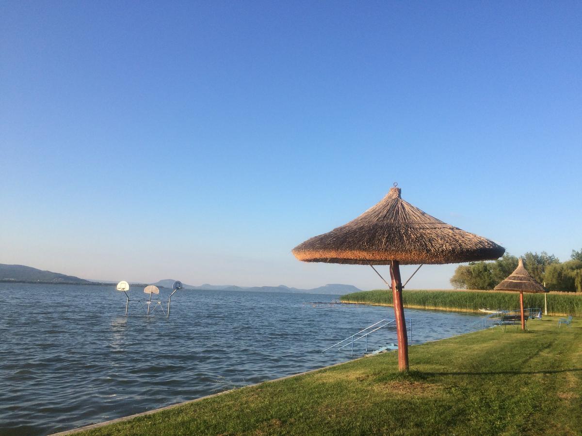 ホテル Jarmila Vendeghaz Balatonberény エクステリア 写真
